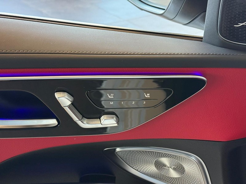 Mercedes-Benz C-Class Vehicle Full-screen Gallery Image 15