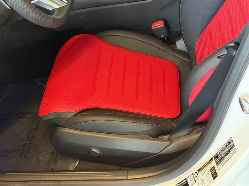 Mercedes-Benz C-Class Vehicle Full-screen Gallery Image 16