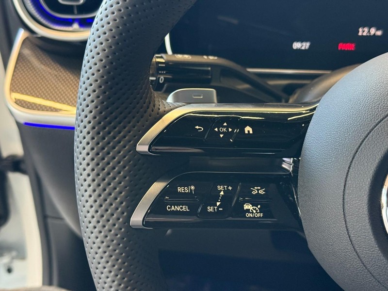 Mercedes-Benz C-Class Vehicle Full-screen Gallery Image 17