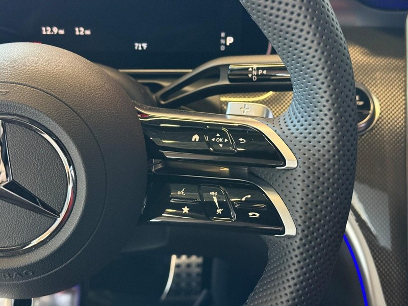 Mercedes-Benz C-Class Vehicle Full-screen Gallery Image 18