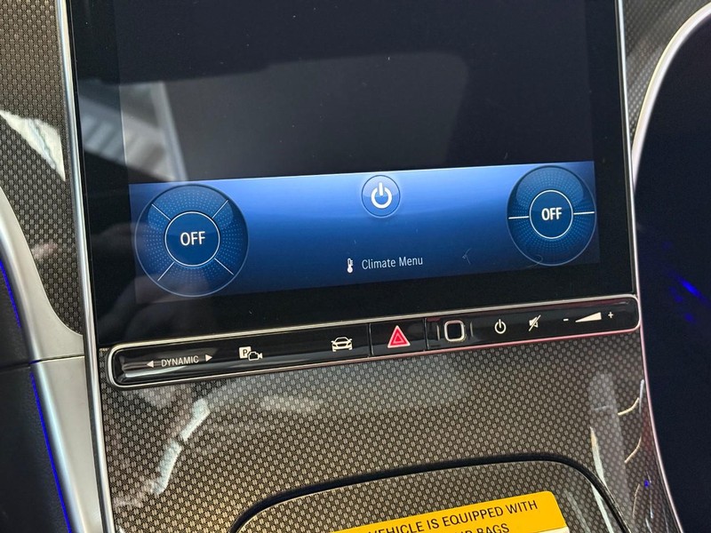 Mercedes-Benz C-Class Vehicle Full-screen Gallery Image 19