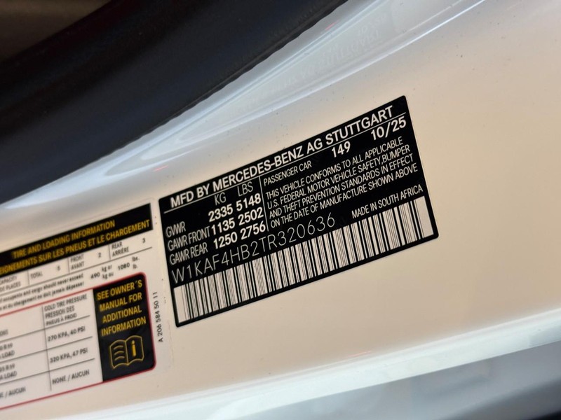 Mercedes-Benz C-Class Vehicle Full-screen Gallery Image 20