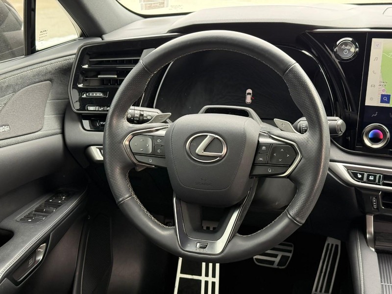 Lexus RX Vehicle Full-screen Gallery Image 12