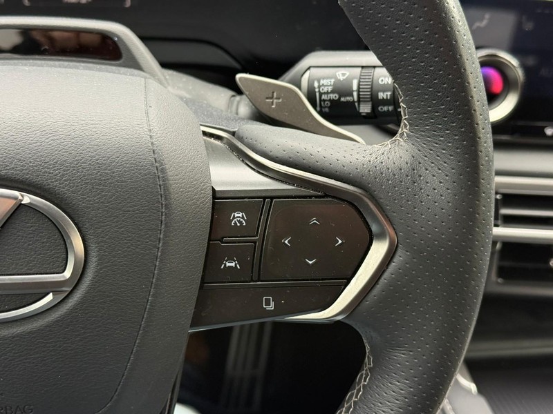 Lexus RX Vehicle Full-screen Gallery Image 20