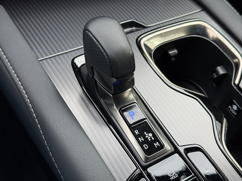 Lexus RX Vehicle Full-screen Gallery Image 21