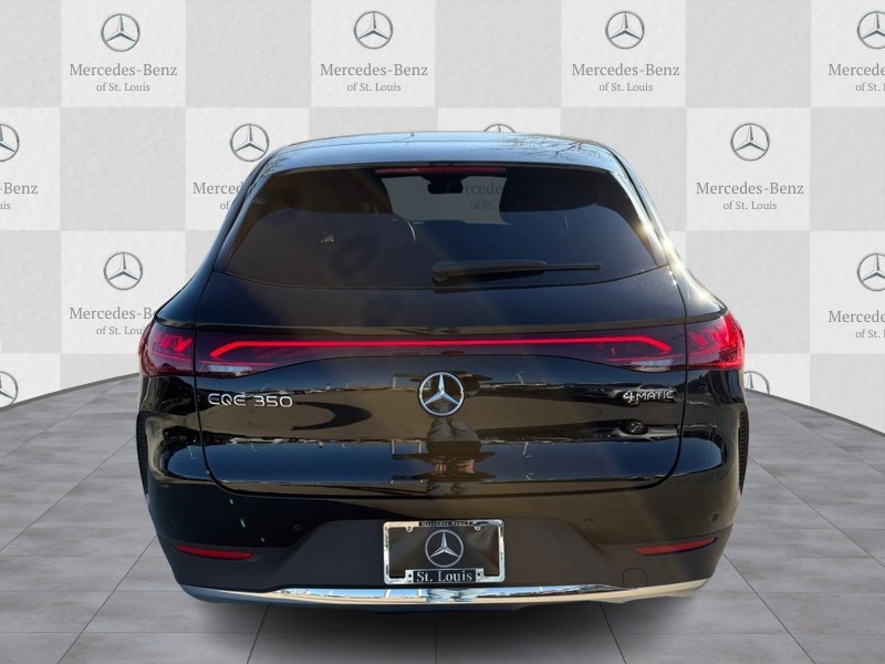 Mercedes-Benz EQE Vehicle Full-screen Gallery Image 06