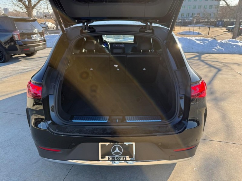 Mercedes-Benz EQE Vehicle Full-screen Gallery Image 08