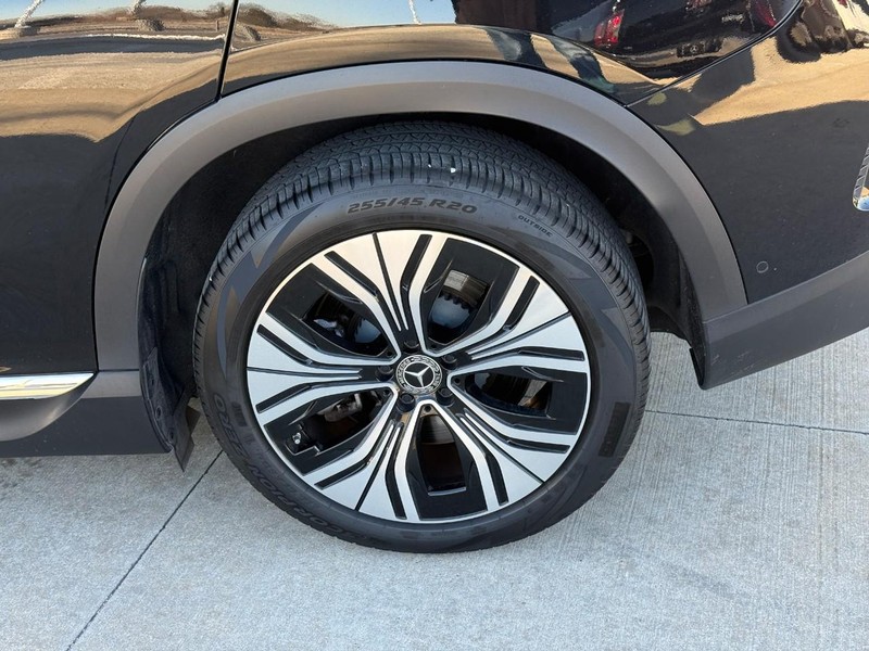 Mercedes-Benz EQE Vehicle Full-screen Gallery Image 09