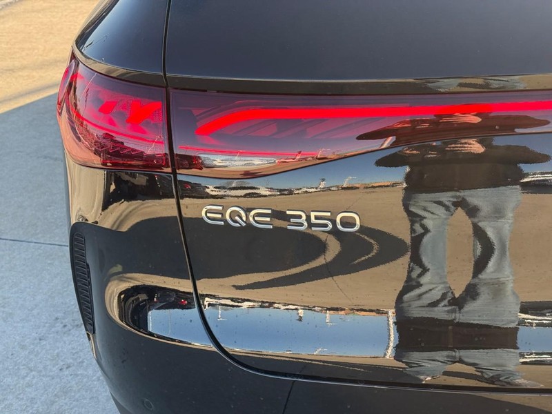 Mercedes-Benz EQE Vehicle Full-screen Gallery Image 10