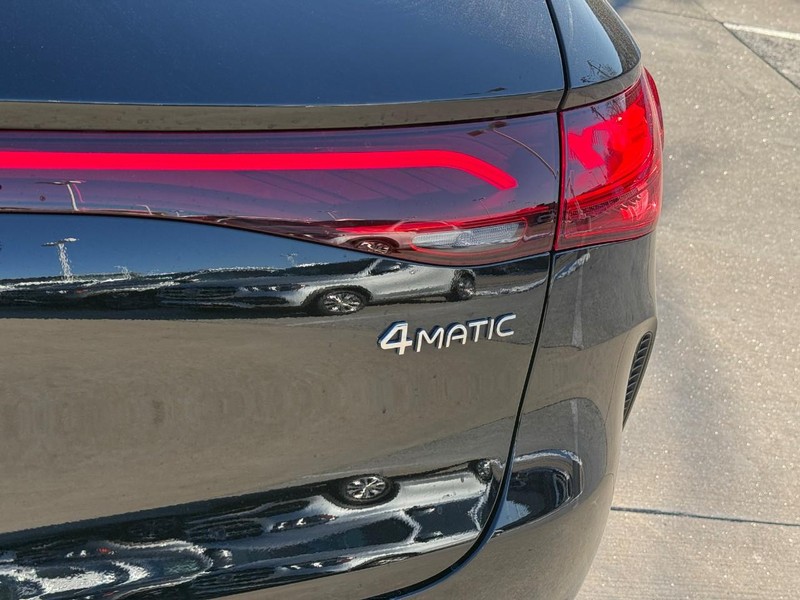 Mercedes-Benz EQE Vehicle Full-screen Gallery Image 11