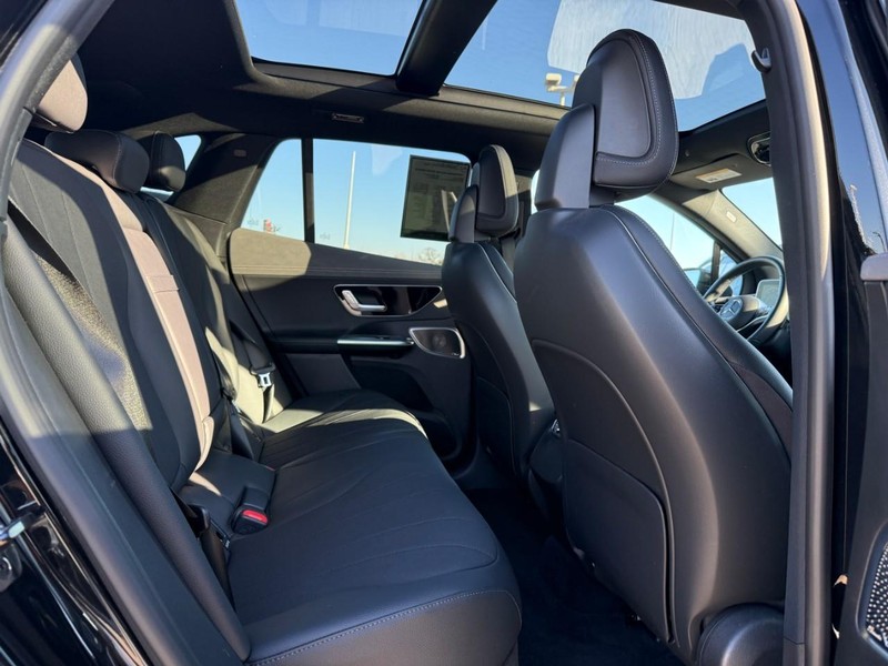 Mercedes-Benz EQE Vehicle Full-screen Gallery Image 12