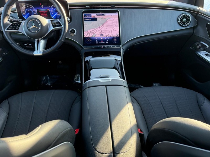 Mercedes-Benz EQE Vehicle Full-screen Gallery Image 13