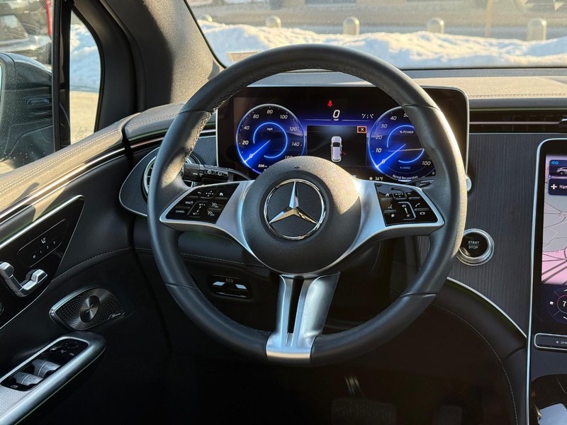Mercedes-Benz EQE Vehicle Full-screen Gallery Image 14
