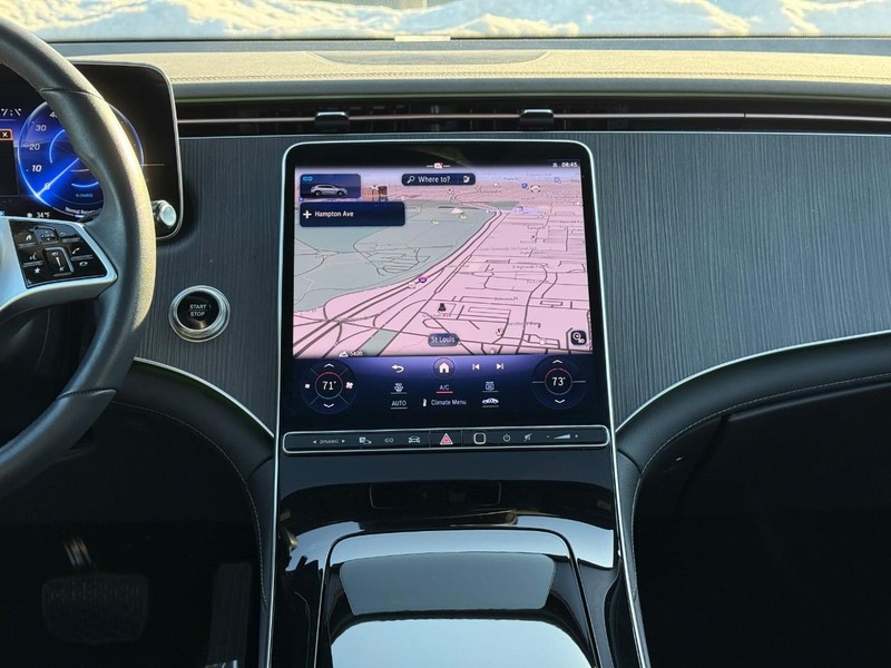 Mercedes-Benz EQE Vehicle Full-screen Gallery Image 15