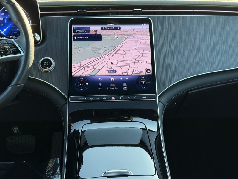 Mercedes-Benz EQE Vehicle Full-screen Gallery Image 16