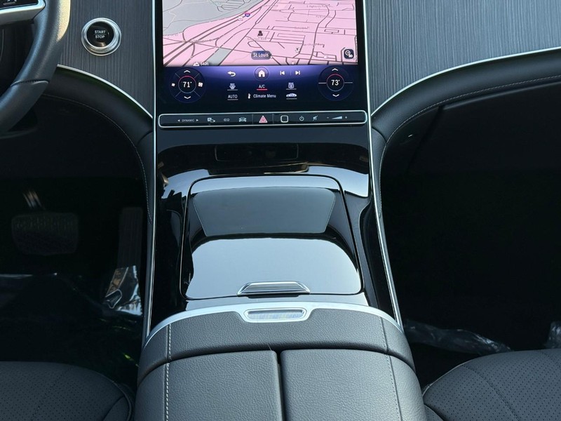 Mercedes-Benz EQE Vehicle Full-screen Gallery Image 17