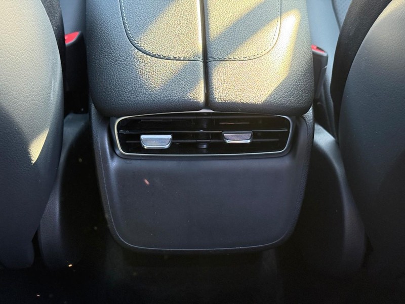 Mercedes-Benz EQE Vehicle Full-screen Gallery Image 18