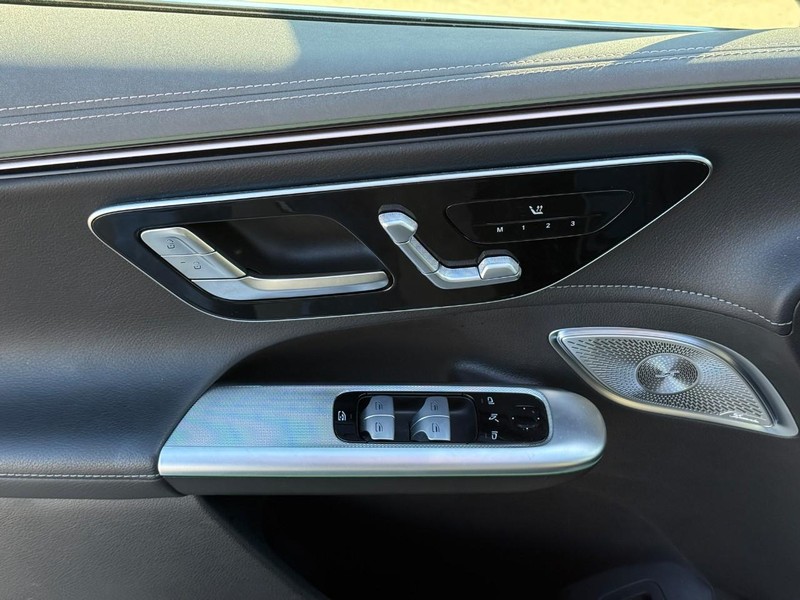 Mercedes-Benz EQE Vehicle Full-screen Gallery Image 19