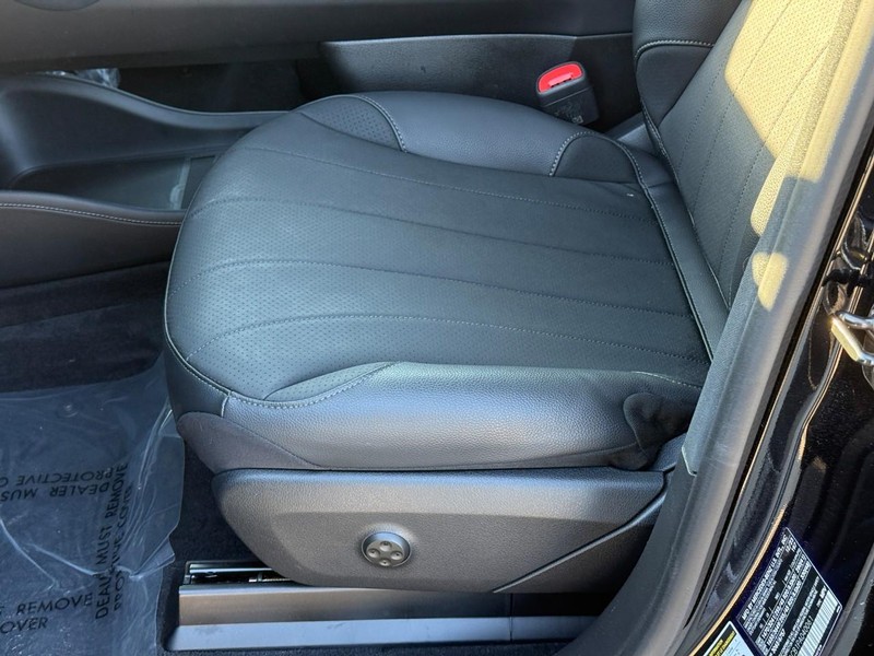 Mercedes-Benz EQE Vehicle Full-screen Gallery Image 21