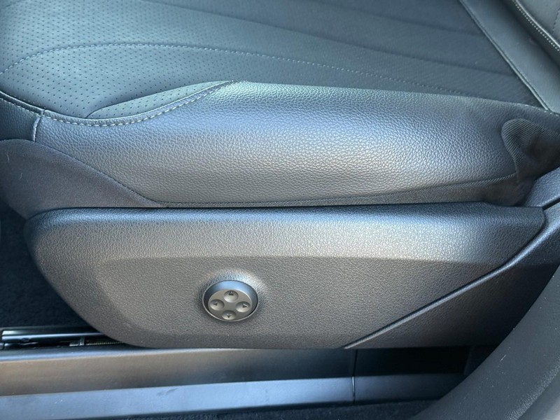 Mercedes-Benz EQE Vehicle Full-screen Gallery Image 22