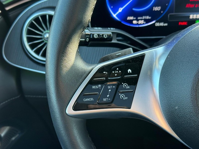 Mercedes-Benz EQE Vehicle Full-screen Gallery Image 23