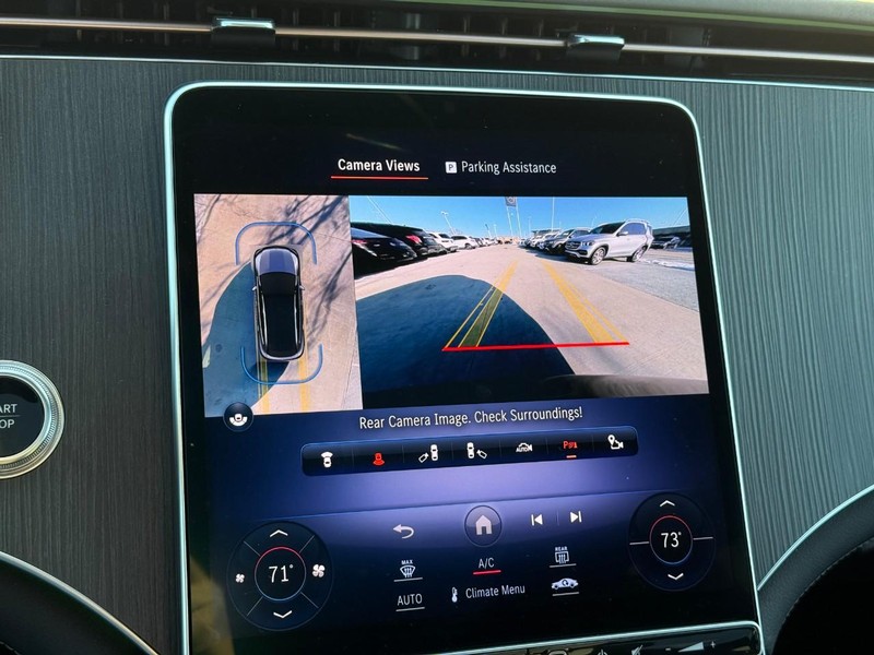 Mercedes-Benz EQE Vehicle Full-screen Gallery Image 27