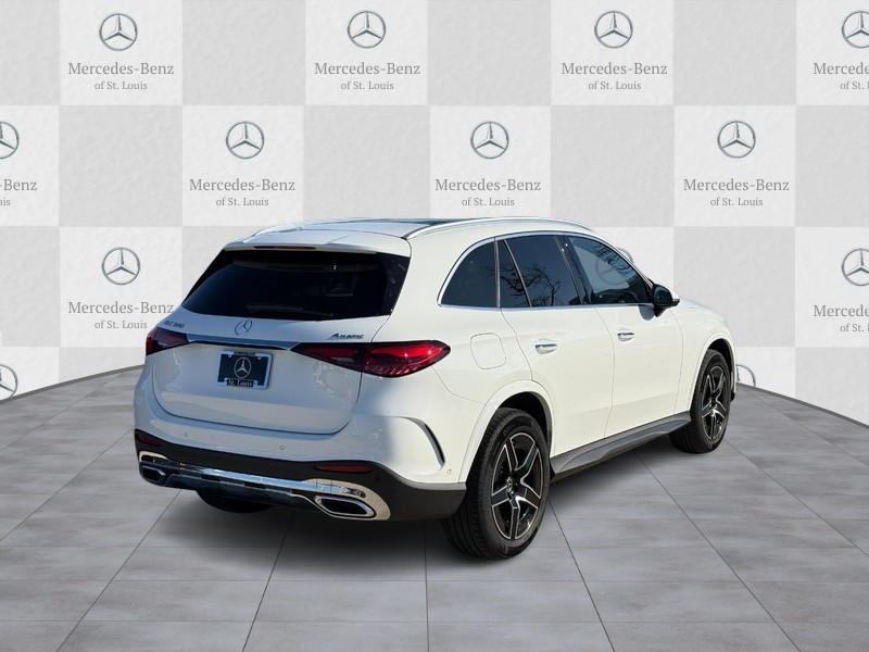 Mercedes-Benz GLC Vehicle Full-screen Gallery Image 3