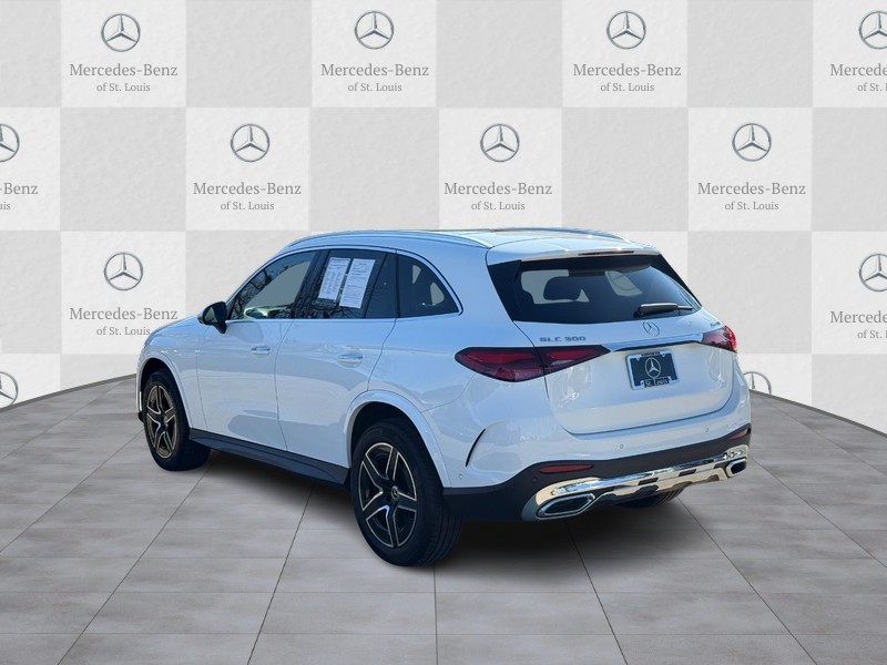 Mercedes-Benz GLC Vehicle Full-screen Gallery Image 4