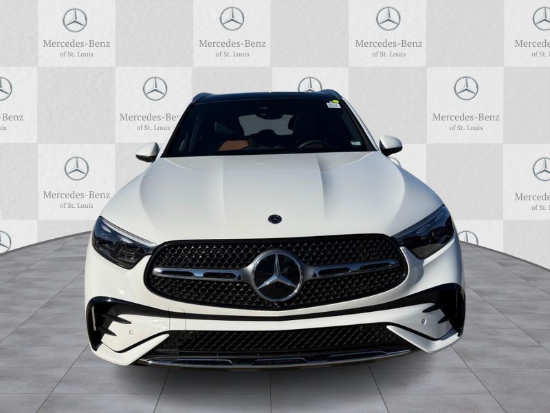 Mercedes-Benz GLC Vehicle Full-screen Gallery Image 7