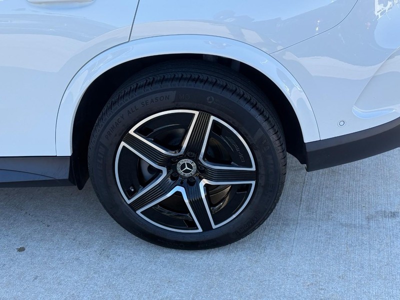 Mercedes-Benz GLC Vehicle Full-screen Gallery Image 9