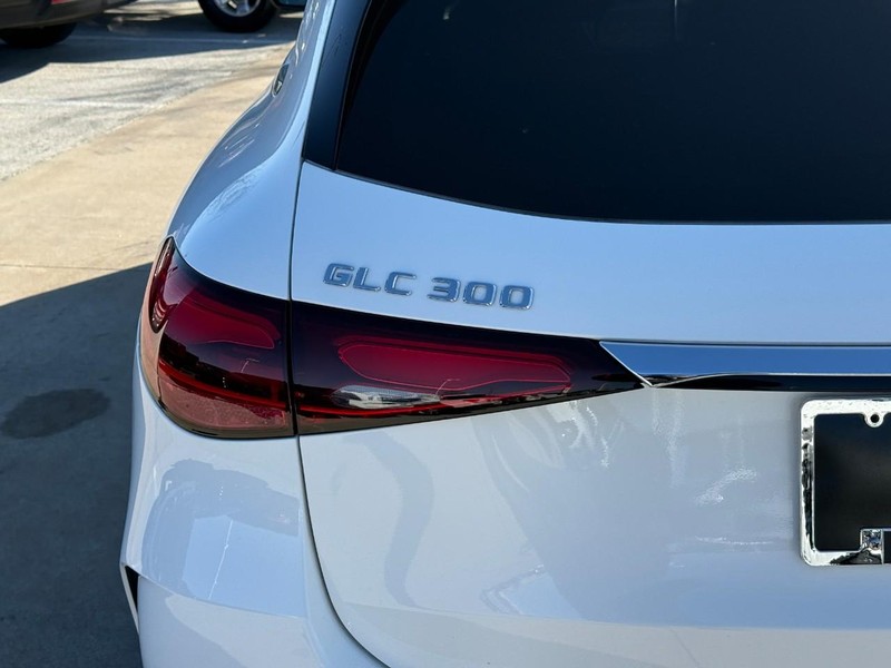 Mercedes-Benz GLC Vehicle Full-screen Gallery Image 10