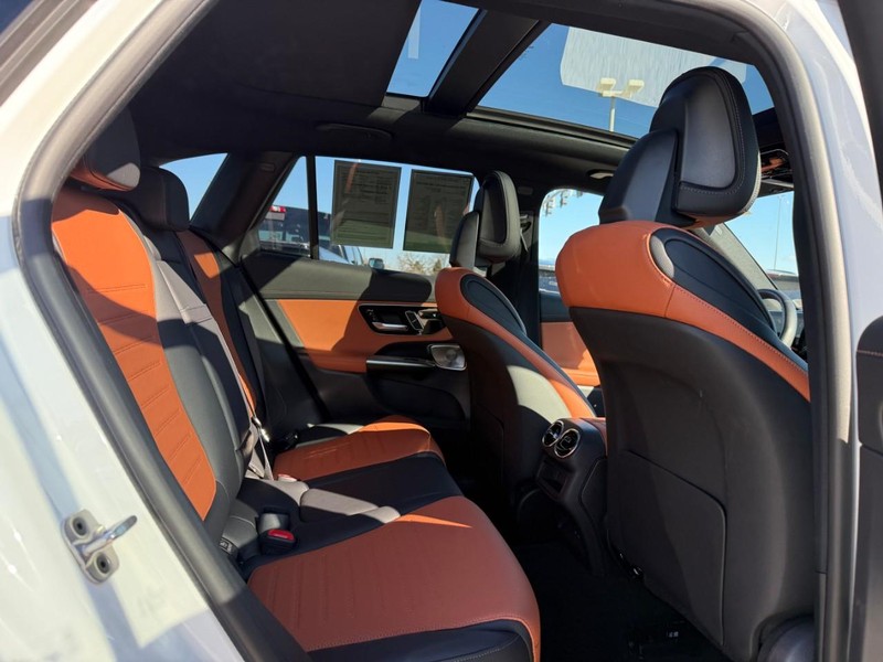 Mercedes-Benz GLC Vehicle Full-screen Gallery Image 12