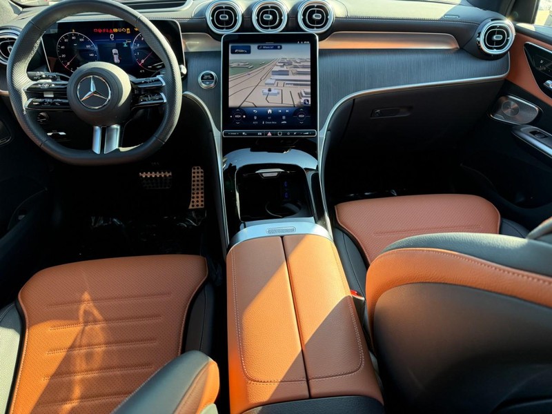 Mercedes-Benz GLC Vehicle Full-screen Gallery Image 13