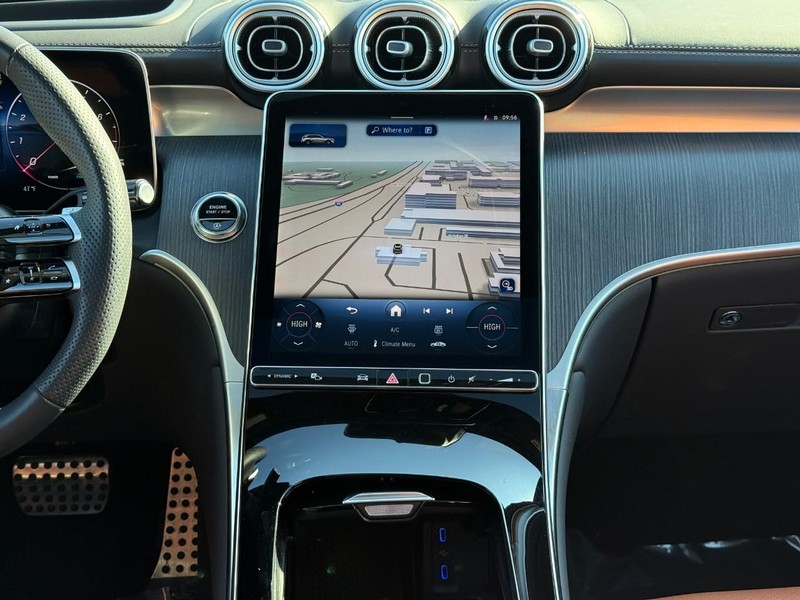 Mercedes-Benz GLC Vehicle Full-screen Gallery Image 16