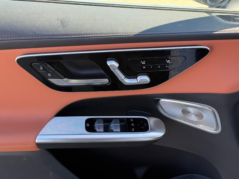 Mercedes-Benz GLC Vehicle Full-screen Gallery Image 17