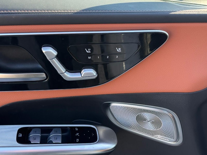 Mercedes-Benz GLC Vehicle Full-screen Gallery Image 18