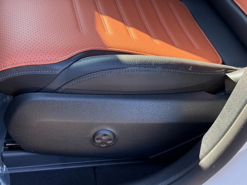 Mercedes-Benz GLC Vehicle Full-screen Gallery Image 20