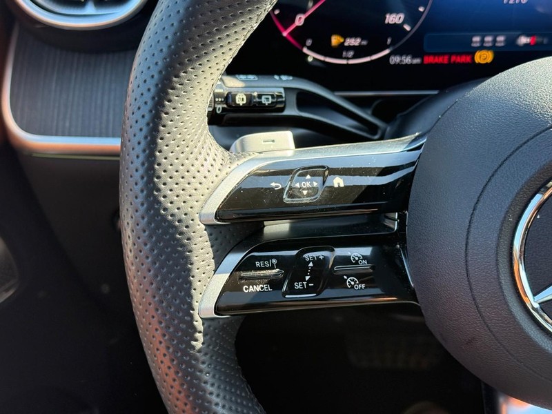 Mercedes-Benz GLC Vehicle Full-screen Gallery Image 21