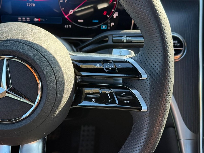 Mercedes-Benz GLC Vehicle Full-screen Gallery Image 22