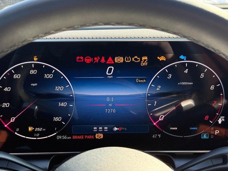 Mercedes-Benz GLC Vehicle Full-screen Gallery Image 23