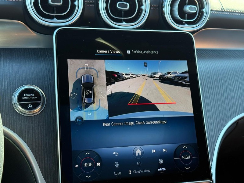 Mercedes-Benz GLC Vehicle Full-screen Gallery Image 24