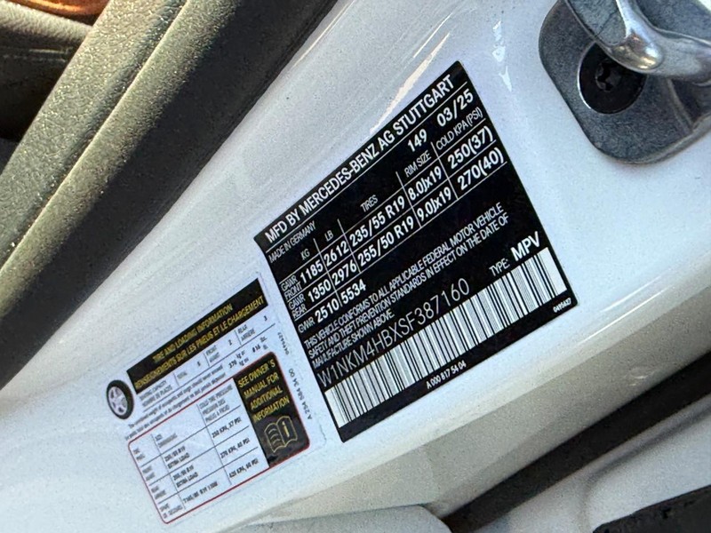 Mercedes-Benz GLC Vehicle Full-screen Gallery Image 25