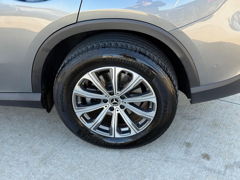 Mercedes-Benz GLC Vehicle Full-screen Gallery Image 9