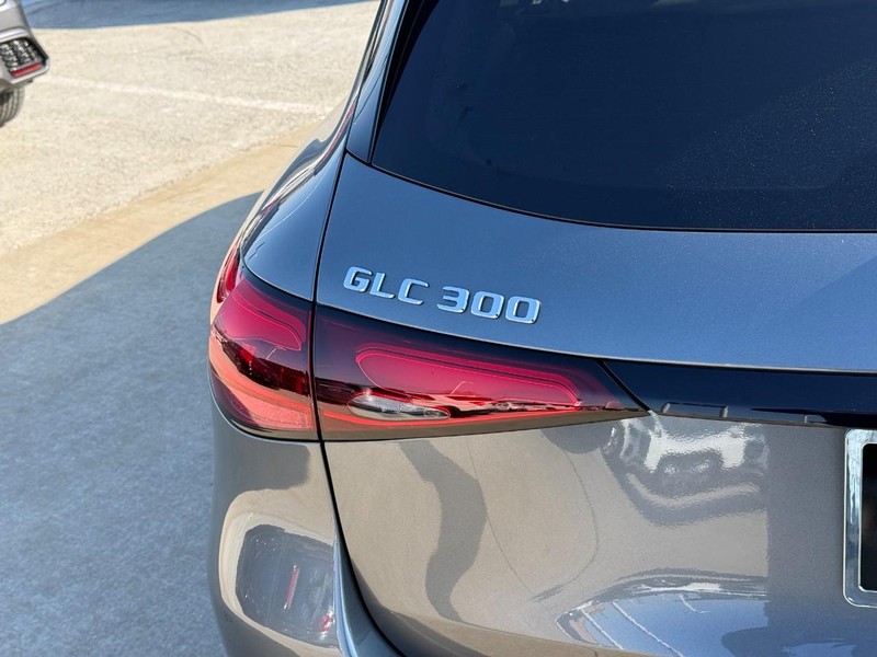 Mercedes-Benz GLC Vehicle Full-screen Gallery Image 10