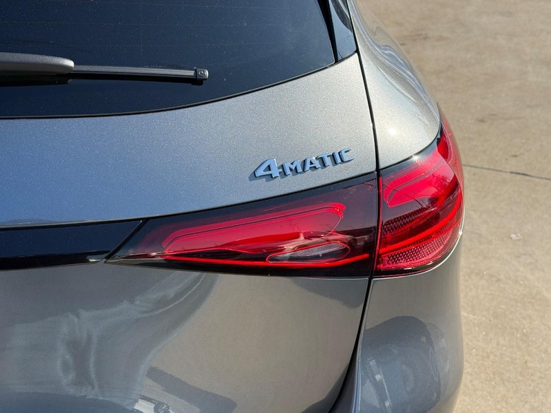 Mercedes-Benz GLC Vehicle Full-screen Gallery Image 11