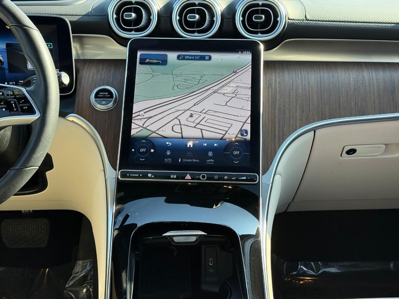 Mercedes-Benz GLC Vehicle Full-screen Gallery Image 16