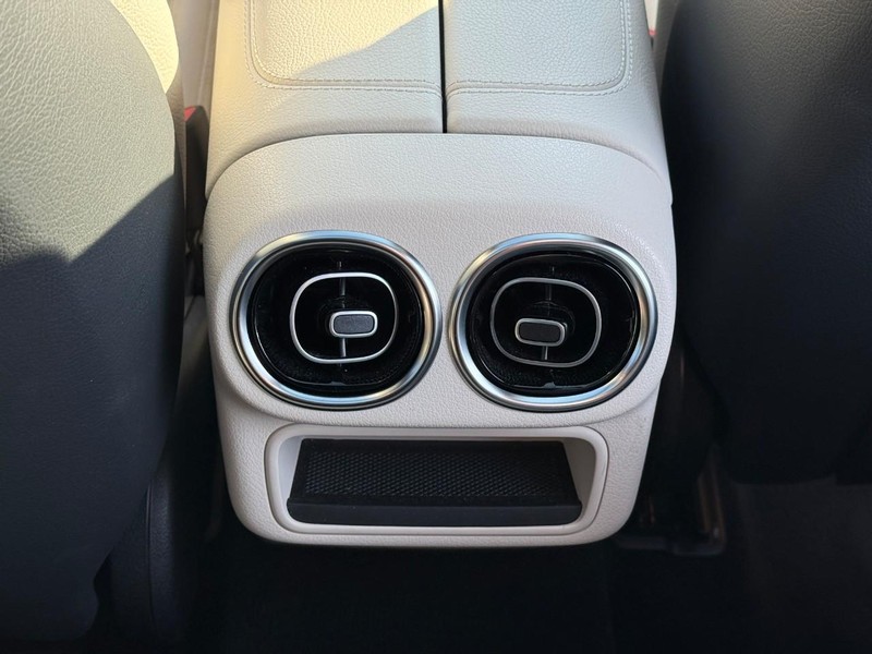 Mercedes-Benz GLC Vehicle Full-screen Gallery Image 17