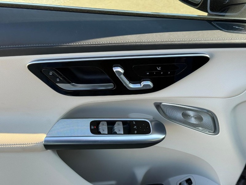 Mercedes-Benz GLC Vehicle Full-screen Gallery Image 18