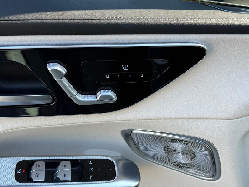 Mercedes-Benz GLC Vehicle Full-screen Gallery Image 19