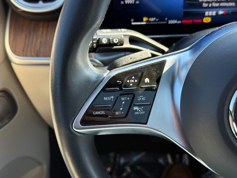 Mercedes-Benz GLC Vehicle Full-screen Gallery Image 22